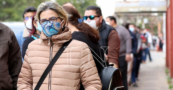 La Nación / Molestias por largas filas para vacunación en el peatonal del Fomento