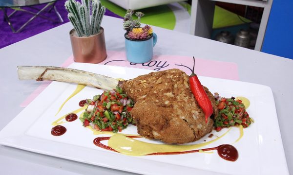 MILANESA DE TOMAHAWK CON ENSALADA MARROQUÍ | Telefuturo