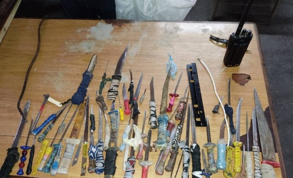 Diario HOY | Incautan una gran cantidad de armas blancas durante requisa en la cárcel de Concepción