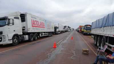 De continuar la huelga de camioneros, productos lácteos escasearan advierten