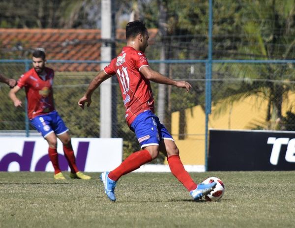 Osmar Soto en el partido del puntero - Fútbol de Ascenso de Paraguay - ABC Color