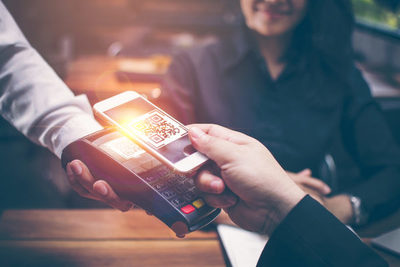 Ahora ya se puede pagar sin tocar dinero: más 30 mil comercios de la red Bancard ya aceptan pagos desde el celular