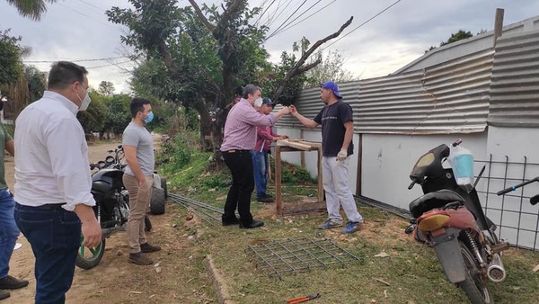 Marcos Benítez visitó a vecinos del Barrio Centro  - Noticiero Paraguay