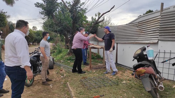 Marcos Benítez visitó a vecinos del Barrio Centro - Noticiero Paraguay