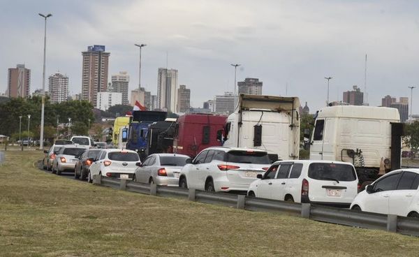 Está prohibido que camiones circulen por la Costanera, pero esto no se cumple con el paro - Nacionales - ABC Color