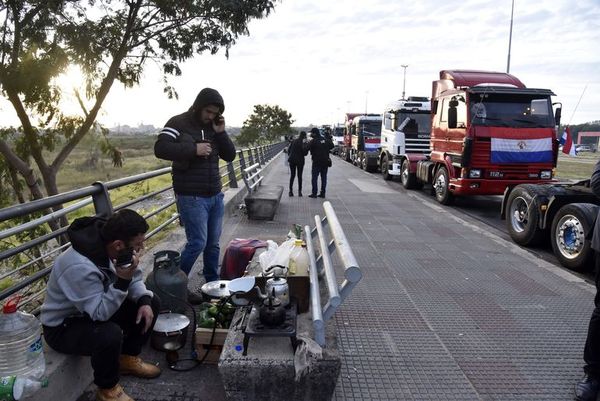 Desesperados y sin respuestas: Siguen reteniendo cargas perecederas pese a avance de plan de Ley y denuncias penales - Nacionales - ABC Color