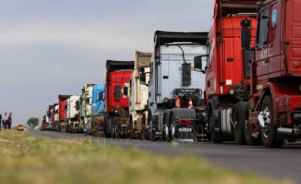 Diario HOY | Pese a aprobación en el Senado, camioneros seguirán con sus protestas