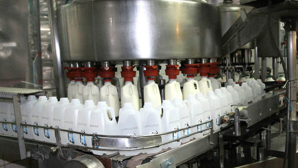 Advierten desabastecimiento de leche por protesta de camioneros