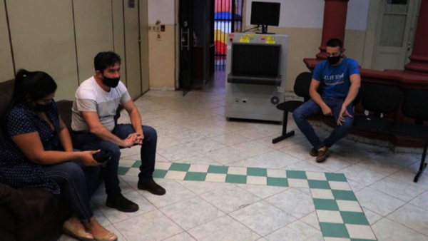 Fiscalía pide juicio oral para policías acusados de extorsionar a una pareja