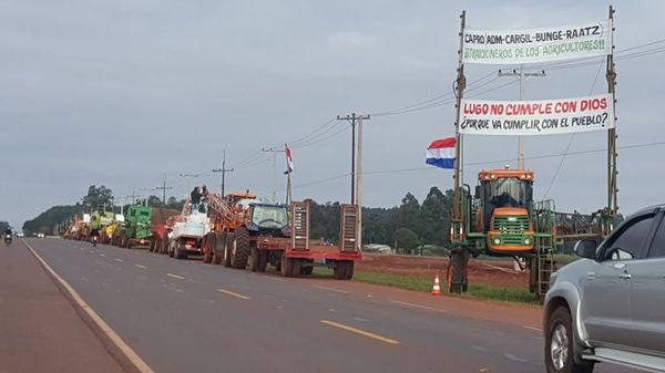 Cruce Carolina: Denuncian que camioneros no dejan pasar cargas perecederas - Ancho Perfil - ABC Color
