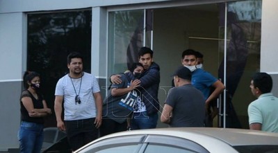 Negligente actuación policial: joven padre esperaba en taller cuando recibió impacto de bala