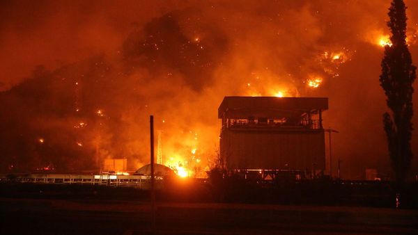 El fuego amenaza una central térmica en Turquía y asola en Grecia