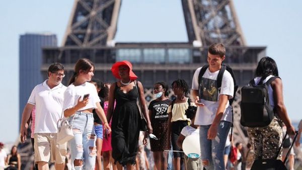 Más países ricos desoyen a la OMS y África al avanzar con una tercera dosis