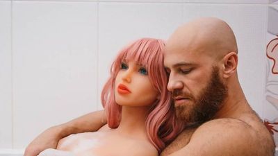Ruso "casado" con muñeca inflable fue infiel con otras dos