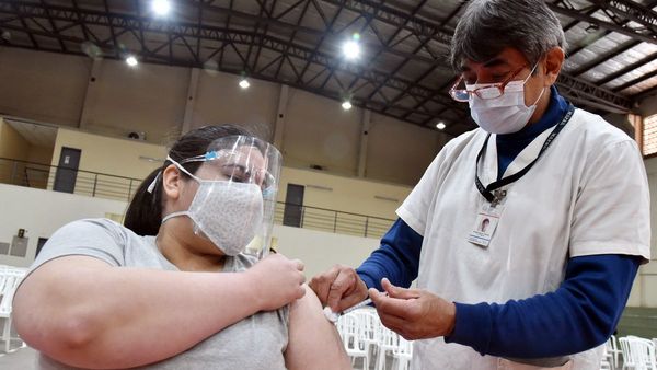 Se agotan dosis de la vacuna Moderna y en una semana habría más
