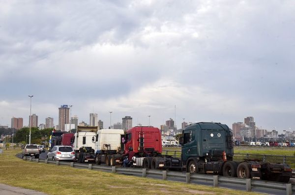 Senado aprueba en general la “ley de fletes” y camioneros siguen en paro - Nacionales - ABC Color