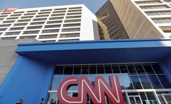 Diario HOY | CNN despide a 3 empleados por ir a la oficina sin contar con vacuna anticovid