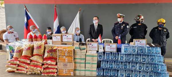 Consulado de China dona equipos de radio a bomberos de Pdte. Franco - La Clave