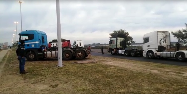 Productores denuncian a camioneros: 'El que no paga peaje simplemente no puede trabajar'