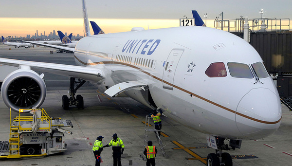 United Airlines pide a todos sus empleados vacunarse o serán despedidos | El Independiente
