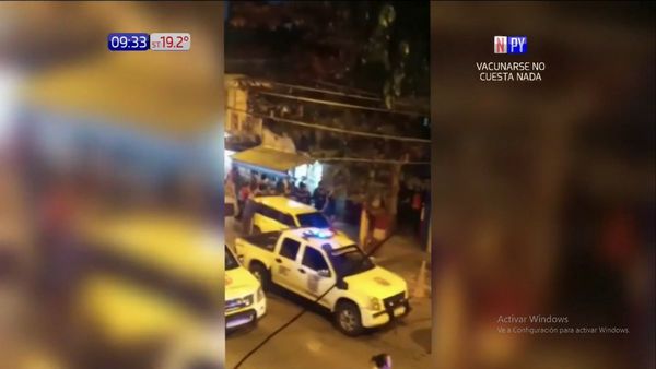 Joven huye de un control y una turba sale a defenderlo
