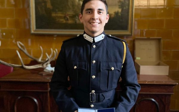 Galardonan a becado de la Academia Militar en el extranjero