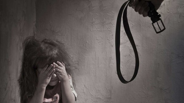 Procesan a una mujer por golpear a su hijo de cuatro años