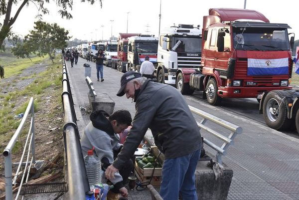 Camioneros planean “suavizar” medida de fuerza - Nacionales - ABC Color