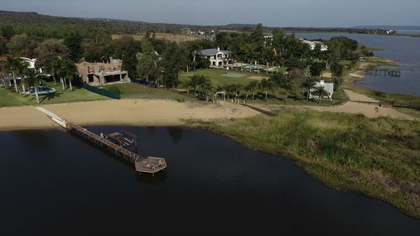 Quinchos y piscinas en la franja de dominio del lago - Nacionales - ABC Color