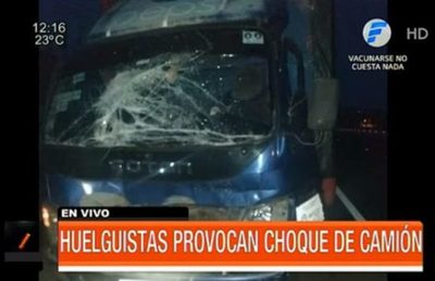 Huelguistas provocan choque de camión en ruta | Telefuturo