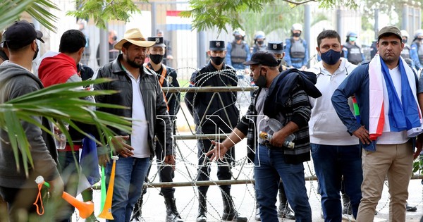 La Nación / Camioneros reciben asesoramiento de grupos radicales de izquierda, según Blas Llano