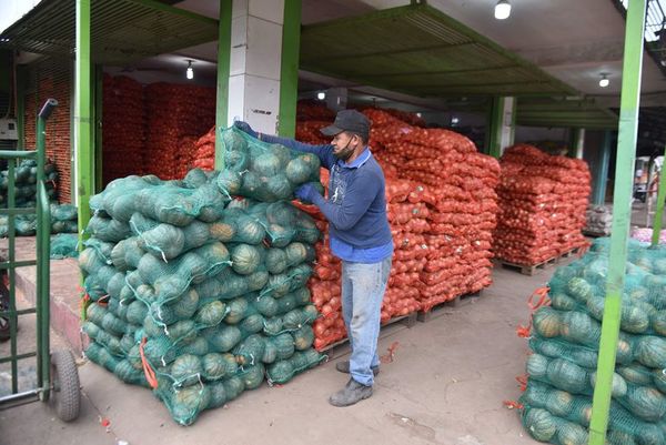 Tras intervención de la fiscalía, camioneros dejan pasar 1 millón de kilos de cebolla provenientes de Brasil - Nacionales - ABC Color