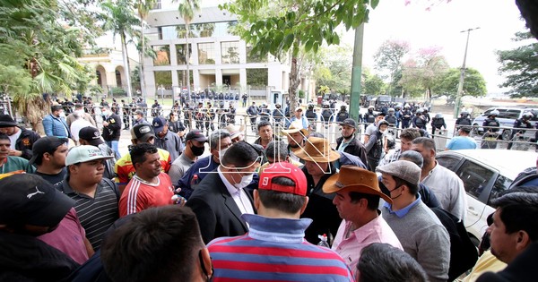 La Nación / Conforman mesa de diálogo en busca de destrabar paro de camioneros