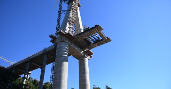 La Nación / El MOPC firmó contratos para inicio de obras anexas al futuro Puente de Integración
