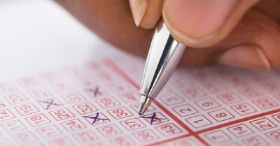 Mujer gana 11 millones de dólares en la lotería tras perder su trabajo por el Covid-19 - C9N