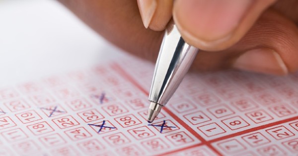 Mujer gana 11 millones de dólares en la lotería tras perder su trabajo por el Covid-19 - C9N