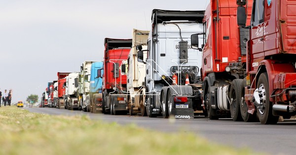 La Nación / El Club de Ejecutivos repudia el accionar de camioneros y del senador Sixto Pereira