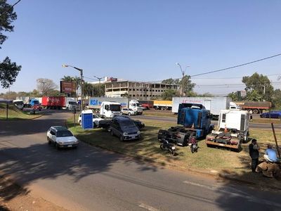 Ciudad del Este: larga fila de camiones para cruce al Brasil por retraso causado por paro - ABC en el Este - ABC Color