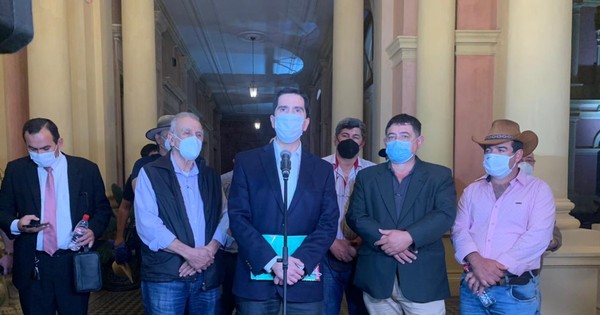 La Nación / Paro de camioneros: establecen cuarto intermedio y fijan una reunión de gremios para mañana