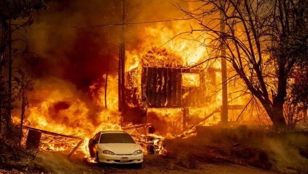 Más de 5.000 bomberos luchan contra un gran incendio forestal en California