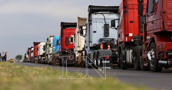 La Nación / Conforman equipo fiscal para investigar a los transportistas
