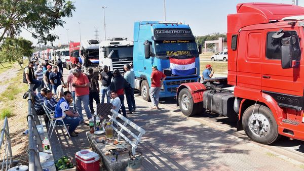 El paro de camioneros perjudica aún más a la actividad comercial