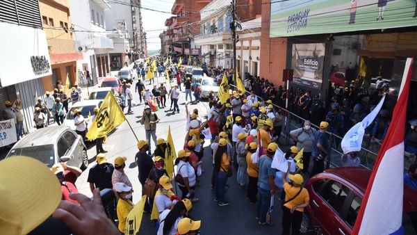 Docentes se suman a camioneros y protestan por reajuste salarial