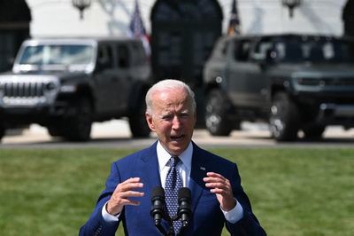 Biden busca que el 50% de los autos vendidos hacia 2030 sean eléctricos