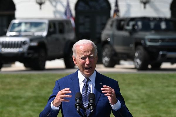 Biden busca que el 50% de los autos vendidos hacia 2030 sean eléctricos