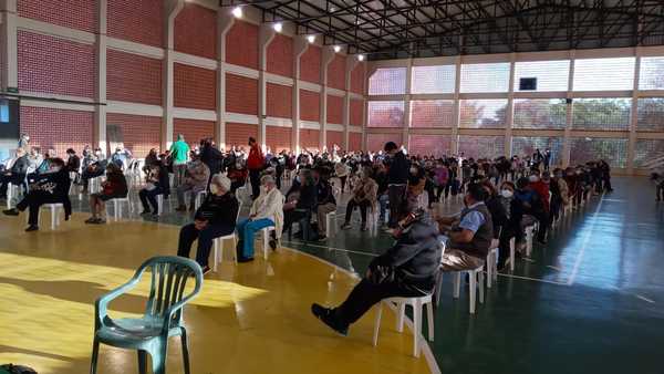 Mucha gente en vacunatorio de sede social de la Cooperativa San Lorenzo » San Lorenzo PY