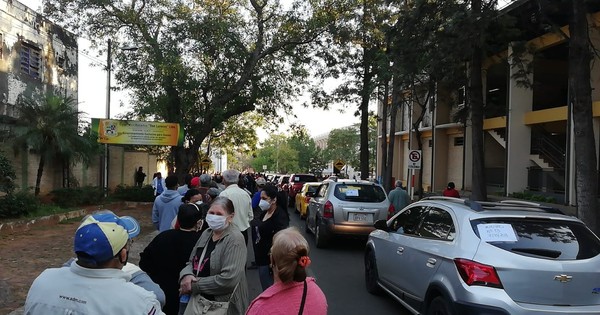 La Nación / Denuncian escasa cantidad de números para vacunación en la cooperativa San Lorenzo