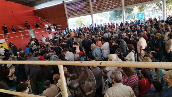 Denuncian desorganización en vacunatorios anticovid