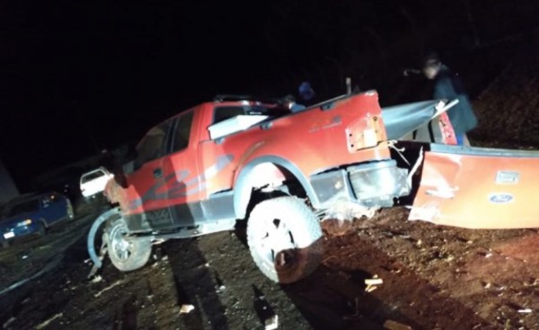 Adolescente abandona a su acompañante herido tras vuelco de camioneta