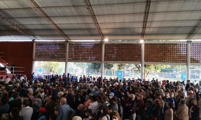 Masiva concurrencia, caos y aglomeraciones en vacunatorios para segunda dosis